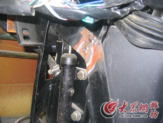 揚(yáng)子校車(chē)遭遇質(zhì)量門(mén) 新?lián)Q校車(chē)又現(xiàn)發(fā)動(dòng)機(jī)漏油(圖) 揚(yáng)子校車(chē)遭遇質(zhì)量門(mén) 新?lián)Q校車(chē)又現(xiàn)發(fā)動(dòng)機(jī)漏油(圖)