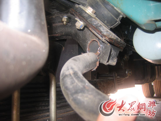 揚(yáng)子校車(chē)遭遇質(zhì)量門(mén) 新?lián)Q校車(chē)又現(xiàn)發(fā)動(dòng)機(jī)漏油(圖) 揚(yáng)子校車(chē)遭遇質(zhì)量門(mén) 新?lián)Q校車(chē)又現(xiàn)發(fā)動(dòng)機(jī)漏油(圖)