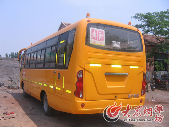 揚(yáng)子校車(chē)遭遇質(zhì)量門(mén) 新?lián)Q校車(chē)又現(xiàn)發(fā)動(dòng)機(jī)漏油(圖) 揚(yáng)子校車(chē)遭遇質(zhì)量門(mén) 新?lián)Q校車(chē)又現(xiàn)發(fā)動(dòng)機(jī)漏油(圖)
