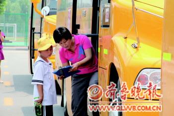 我們坐上大鼻子校車啦