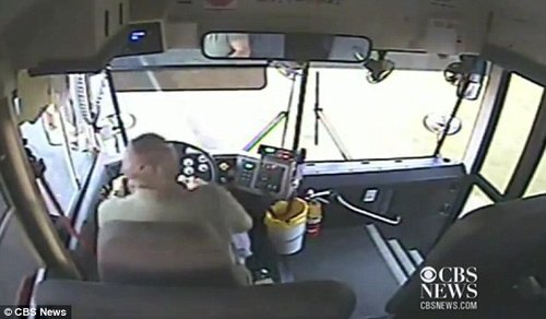 美司機未系安全帶拐彎被甩出車座(圖)