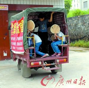 清新縣三輪車撞貨車致17名學(xué)生受傷(圖) 清新縣三輪車撞貨車致17名學(xué)生受傷(圖)