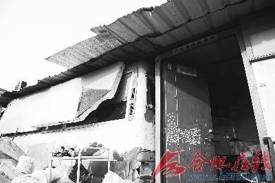 廢舊校車被改造成房屋 一家四口蝸居兩年(圖) 廢舊校車被改造成房屋 一家四口蝸居兩年(圖)