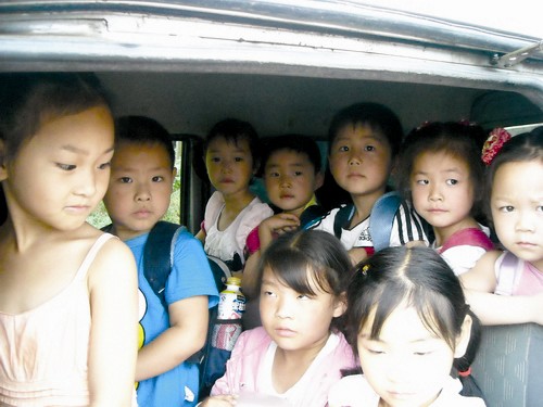 沙市一校車超載 司機(jī)無證駕駛