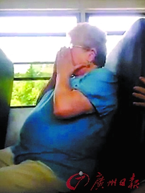 美國68歲校車導(dǎo)護(hù)員受學(xué)生惡語欺凌激民憤(圖) 美國68歲校車導(dǎo)護(hù)員受學(xué)生惡語欺凌激民憤(圖)