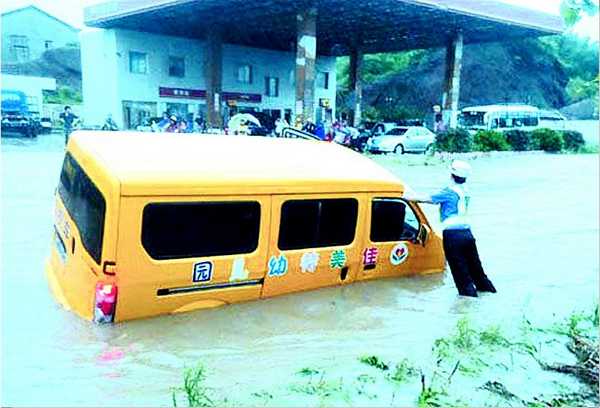 激流中女交警撐住這輛校車 幼兒車化險(xiǎn)為夷