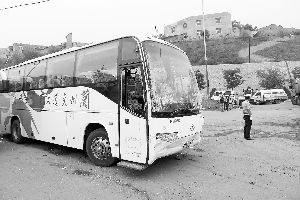 高校校車失控引發(fā)10車連撞 致1人死亡（圖）