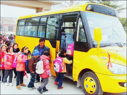 農民自買校車，好道德與領導無關（圖）