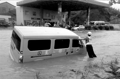 女交警雨中撐側(cè)傾校車 受訪稱不應(yīng)突出個(gè)人（圖）