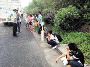 高速公路小型貨車(chē)變“校車(chē)” 高速公路小型貨車(chē)變“校車(chē)”