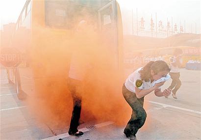 校車應(yīng)急演練(圖)