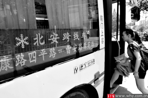 同濟(jì)學(xué)生急了：校車不讓上公交再取消我們?cè)撜k？