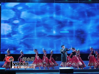 烏蘇舉辦“校車(chē)公益行動(dòng)”慈善晚會(huì) 劉媛媛任代言人(組圖)