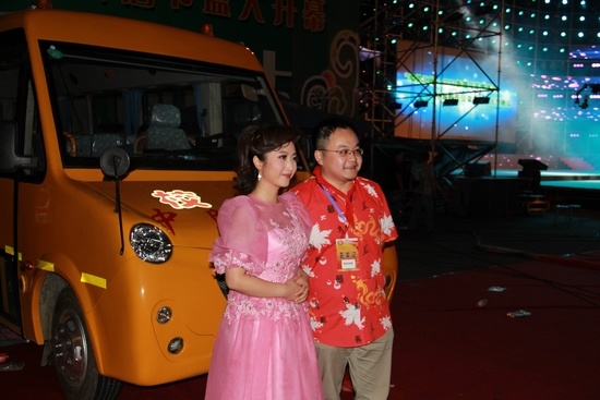 群星獻(xiàn)歌“校車公益行動(dòng)” 劉媛媛唱響關(guān)愛心聲（圖）