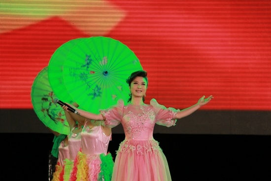 群星獻(xiàn)歌“校車公益行動(dòng)” 劉媛媛唱響關(guān)愛(ài)心聲（圖）