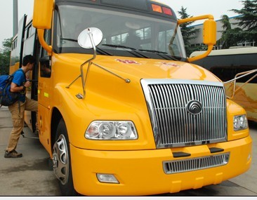 印象河南 采訪團(tuán)走入宇通客車生產(chǎn)第一線