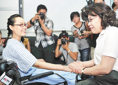 “最美女教師”張麗莉笑對人生 希望重新站回講臺 “最美女教師”張麗莉笑對人生 希望重新站回講臺