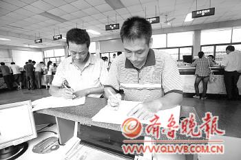 校車(chē)駕駛員今年得申請(qǐng)路線/ 校車(chē)駕駛員今年得申請(qǐng)路線