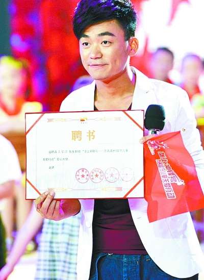 王寶強(qiáng)化身“愛心大使” 呼吁關(guān)愛留守兒童 王寶強(qiáng)化身“愛心大使” 呼吁關(guān)愛留守兒童