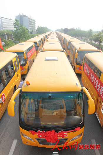 洪湖農(nóng)村娃乘上開往希望田野的校車(圖) 洪湖農(nóng)村娃乘上開往希望田野的校車(圖)