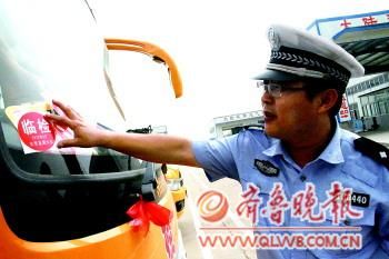 日照市區(qū)225輛校車“體檢”過關(guān)迎開學(xué)(圖) 日照市區(qū)225輛校車“體檢”過關(guān)迎開學(xué)(圖)