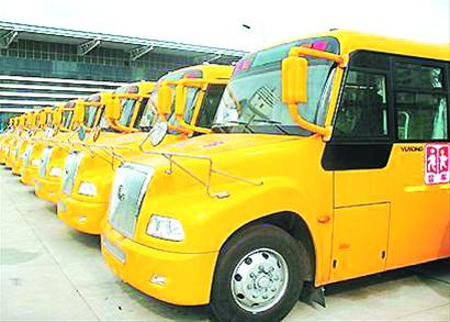 青島70輛新能源大鼻子校車啟用 記者跟車體驗(圖) 青島70輛新能源大鼻子校車啟用 記者跟車體驗(圖)