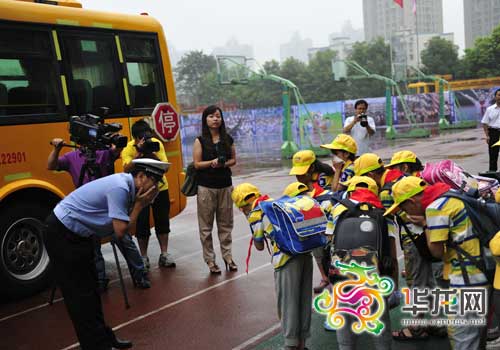 開(kāi)學(xué)第一課 交巡警教小學(xué)生校車逃生技巧(圖)