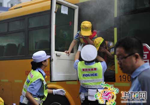 開(kāi)學(xué)第一課 交巡警教小學(xué)生校車逃生技巧(圖)