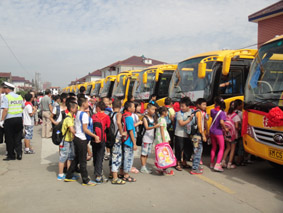 9月1日興化市戴南鎮(zhèn)啟用16輛國(guó)標(biāo)校車/ 9月1日興化市戴南鎮(zhèn)啟用16輛國(guó)標(biāo)校車