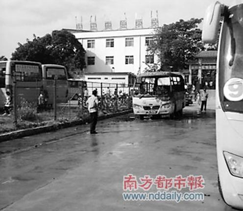 學(xué)校門(mén)前燒校車(chē)(圖) 學(xué)校門(mén)前燒校車(chē)(圖)