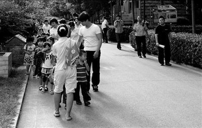 北京:校車禁入小區(qū)民警護(hù)送入園 北京:校車禁入小區(qū)民警護(hù)送入園