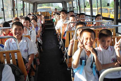 山東鄒平實(shí)現(xiàn)農(nóng)村小學(xué)生免費(fèi)乘校車(圖) 山東鄒平實(shí)現(xiàn)農(nóng)村小學(xué)生免費(fèi)乘校車(圖)
