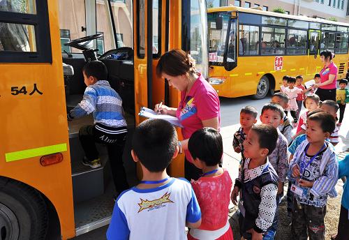 山東鄒平實(shí)現(xiàn)農(nóng)村小學(xué)生免費(fèi)乘校車(圖) 山東鄒平實(shí)現(xiàn)農(nóng)村小學(xué)生免費(fèi)乘校車(圖)