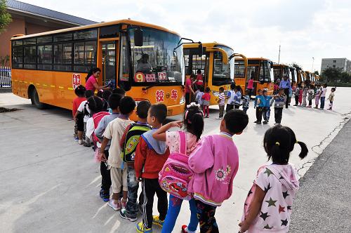 山東鄒平實(shí)現(xiàn)農(nóng)村小學(xué)生免費(fèi)乘校車(圖) 山東鄒平實(shí)現(xiàn)農(nóng)村小學(xué)生免費(fèi)乘校車(圖)