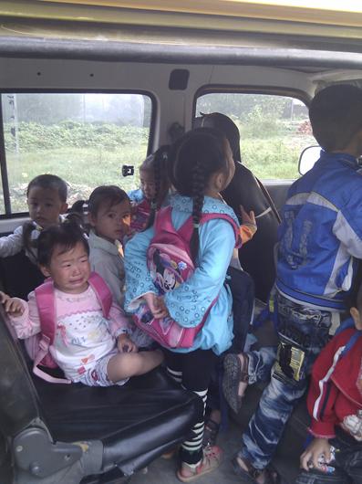 7座面包車(chē)擠了33名幼兒 天門(mén)督查整頓幼兒園校車(chē)(圖) 7座面包車(chē)擠了33名幼兒 天門(mén)督查整頓幼兒園校車(chē)(圖)