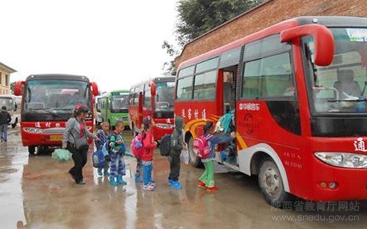 扶風(fēng)縣加強管理確保校車運行平安(圖) 扶風(fēng)縣加強管理確保校車運行平安(圖)