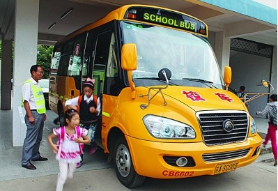 南京“大鼻子”校車 司機駕齡17年