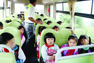 南京“大鼻子”校車 司機駕齡17年