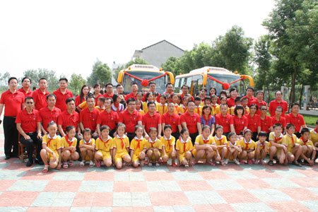 龍文教育基金捐贈(zèng)愛心校車 大愛彰顯(圖)