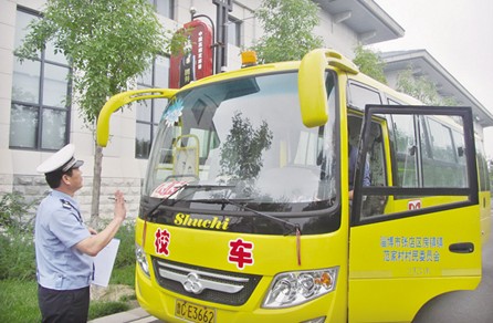 張店交警集中檢驗(yàn)111臺(tái)專用校車 (圖) 張店交警集中檢驗(yàn)111臺(tái)專用校車 (圖)