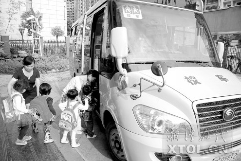 湘潭市落實(shí)《校車安全管理?xiàng)l例》情況調(diào)查(圖) 湘潭市落實(shí)《校車安全管理?xiàng)l例》情況調(diào)查(圖)