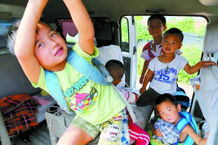 鄭州智慧樹幼兒園校車超載 荷載8人拉了16個(gè)孩子 鄭州智慧樹幼兒園校車超載 荷載8人拉了16個(gè)孩子