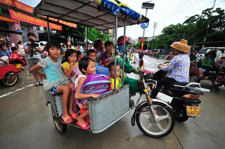 海南小學(xué)生8人擠坐三輪“校車”上下學(xué)(組圖) 海南小學(xué)生8人擠坐三輪“校車”上下學(xué)(組圖)