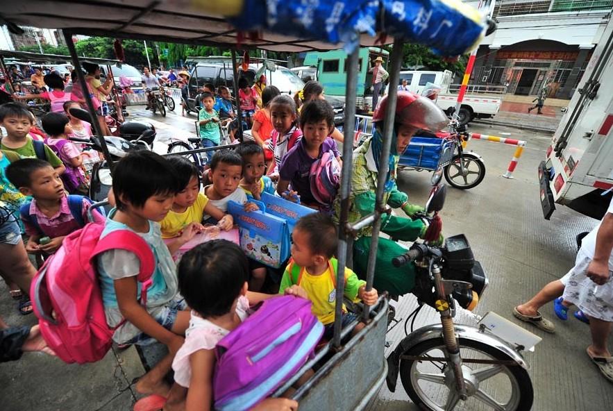 海南小學(xué)生8人擠坐三輪“校車”上下學(xué)(組圖) 海南小學(xué)生8人擠坐三輪“校車”上下學(xué)(組圖)