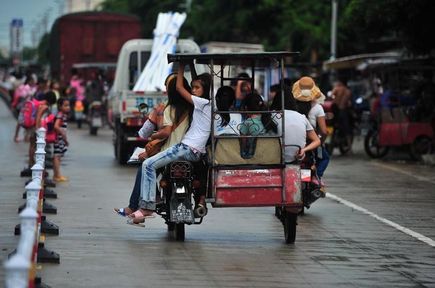 海南小學(xué)生8人擠坐三輪“校車”上下學(xué)(組圖) 海南小學(xué)生8人擠坐三輪“校車”上下學(xué)(組圖)
