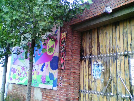 3歲男童乘黑幼兒園校車回家路上遭碾軋殞命/ 幼兒園大門緊閉