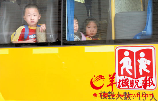 坐不上正規(guī)校車 家長只好租大巴 坐不上正規(guī)校車 家長只好租大巴