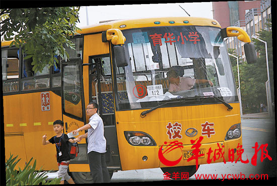 坐不上正規(guī)校車 家長只好租大巴 坐不上正規(guī)校車 家長只好租大巴