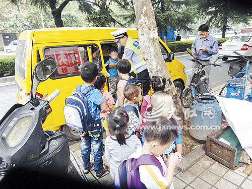 超員66% 校車和駕照一并被暫扣