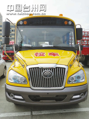 剛?cè)〉蒙下吩S可的“長(zhǎng)鼻子”校車。